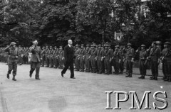 14.07.1943, Londyn, Anglia, Wielka Brytania.
Pogrzeb gen. Władysława Sikorskiego. Prezydent Władysław Raczkiewicz i polskie oddziały przed Kensington Palace.
Fot. NN, Instytut Polski i Muzeum im. gen. Sikorskiego w Londynie