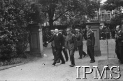 14.07.1943, Londyn, Anglia, Wielka Brytania.
Pogrzeb gen. Władysława Sikorskiego. August Zaleski i grupa oficerów przed Kensington Palace.
Fot. NN, Instytut Polski i Muzeum im. gen. Sikorskiego w Londynie