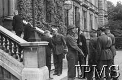 14.07.1943, Londyn, Anglia, Wielka Brytania.
Pogrzeb gen. Władysława Sikorskiego. Prezydent Władysław Raczkiewicz, Stanisław Mikołajczyk, gen. Kazimierz Sosnkowski i August Zaleski na schodach Kensington Palace (siedziba Rady Ministrów).
Fot. NN, Instytut Polski i Muzeum im. gen. Sikorskiego w Londynie