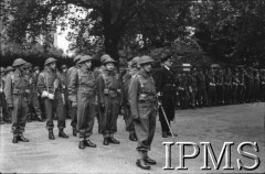 14.07.1943, Londyn, Anglia, Wielka Brytania.
Pogrzeb gen. Władysława Sikorskiego. Polskie oddziały przed Kensington Palace. W środku stoją gen. Stanisław Maczek i gen. Broniław Duch.
Fot. NN, Instytut Polski i Muzeum im. gen. Sikorskiego w Londynie