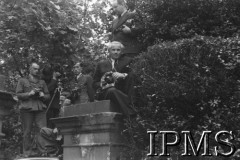 14.07.1943, Londyn, Anglia, Wielka Brytania.
Pogrzeb gen. Władysława Sikorskiego. Grupa fotografów na murze przed siedzibą Rady Ministrów w Kensington Palace.
Fot. NN, Instytut Polski i Muzeum im. gen. Sikorskiego w Londynie