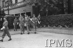 14.07.1943, Londyn, Anglia, Wielka Brytania.
Pogrzeb gen. Władysława Sikorskiego. Poczty sztandarowe przed Kensington Palace.
Fot. NN, Instytut Polski i Muzeum im. gen. Sikorskiego w Londynie