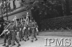 14.07.1943, Londyn, Anglia, Wielka Brytania.
Pogrzeb gen. Władysława Sikorskiego. Poczty sztandarowe przed Kensington Palace.
Fot. NN, Instytut Polski i Muzeum im. gen. Sikorskiego w Londynie