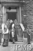 14.07.1943, Londyn, Anglia, Wielka Brytania.
Pogrzeb gen. Władysława Sikorskiego. Wyprowadzenie trumny z Kensington Palace, w środku biskup polowy Wojska Polskiego Józef Gawlina.
Fot. NN, Instytut Polski i Muzeum im. gen. Sikorskiego w Londynie