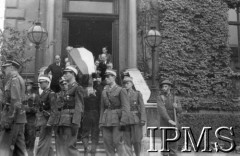 14.07.1943, Londyn, Anglia, Wielka Brytania.
Pogrzeb gen. Władysława Sikorskiego. Wyprowadzenie trumny z Kensington Palace.
Fot. NN, Instytut Polski i Muzeum im. gen. Sikorskiego w Londynie