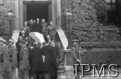 14.07.1943, Londyn, Anglia, Wielka Brytania.
Pogrzeb gen. Władysława Sikorskiego. Wyprowadzenie trumny z Kensington Palace, na schodach m.in. Stanisław Mikołajczyk, prezydent Władysław Raczkiewicz, gen. Kazimierz Sosnkowski.
Fot. NN, Instytut Polski i Muzeum im. gen. Sikorskiego w Londynie