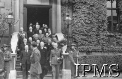 14.07.1943, Londyn, Anglia, Wielka Brytania.
Pogrzeb gen. Władysława Sikorskiego. Wyprowadzenie trumny z Kensington Palace, na schodach m.in. prezydent Władysław Raczkiewicz, Stanisław Mikołajczyk i gen. Kazimierz Sosnkowski.
Fot. NN, Instytut Polski i Muzeum im. gen. Sikorskiego w Londynie