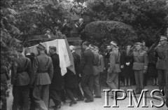 14.07.1943, Londyn, Anglia, Wielka Brytania.
Pogrzeb gen. Władysława Sikorskiego. Wyprowadzenie trumny z Kensington Palace, na murze grupa fotografów. 
Fot. NN, Instytut Polski i Muzeum im. gen. Sikorskiego w Londynie