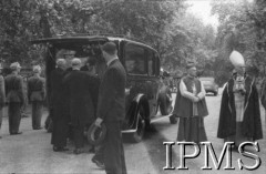 14.07.1943, Londyn, Anglia, Wielka Brytania.
Pogrzeb gen. Władysława Sikorskiego. Trumna w karawanie, z prawej stoi biskup polowy Wojska Polskiego Józef Gawlina.
Fot. NN, Instytut Polski i Muzeum im. gen. Sikorskiego w Londynie