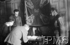 14.07.1943, Londyn, Anglia, Wielka Brytania.
Pogrzeb gen. Władysława Sikorskiego. Wystawienie trumny w Kensington Palace - wpisy do księgi kondolencyjnej.
Fot. NN, Instytut Polski i Muzeum im. gen. Sikorskiego w Londynie