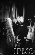 14.07.1943, Londyn, Anglia, Wielka Brytania.
Pogrzeb gen. Władysława Sikorskiego. Wystawienie trumny w Kensington Palace - delegacje obcych państw przed trumną.
Fot. NN, Instytut Polski i Muzeum im. gen. Sikorskiego w Londynie