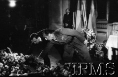14.07.1943, Londyn, Anglia, Wielka Brytania.
Pogrzeb gen. Władysława Sikorskiego. Wystawienie trumny w Kensington Palace - delegacje składają wieńce przed trumną.
Fot. NN, Instytut Polski i Muzeum im. gen. Sikorskiego w Londynie