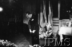14.07.1943, Londyn, Anglia, Wielka Brytania.
Pogrzeb gen. Władysława Sikorskiego. Wystawienie trumny w Kensington Palace - delegacje obcych państw przed trumną.
Fot. NN, Instytut Polski i Muzeum im. gen. Sikorskiego w Londynie