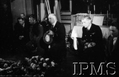 14.07.1943, Londyn, Anglia, Wielka Brytania.
Pogrzeb gen. Władysława Sikorskiego. Wystawienie trumny w Kensington Palace - delegacje przed trumną.
Fot. NN, Instytut Polski i Muzeum im. gen. Sikorskiego w Londynie