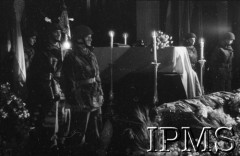 14.07.1943, Londyn, Anglia, Wielka Brytania.
Pogrzeb gen. Władysława Sikorskiego. Wystawienie trumny w Kensington Palace - warta przy trumnie.
Fot. NN, Instytut Polski i Muzeum im. gen. Sikorskiego w Londynie