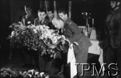 14.07.1943, Londyn, Anglia, Wielka Brytania.
Pogrzeb gen. Władysława Sikorskiego. Wystawienie trumny w Kensington Palace - delegacje składają wieńce przed trumną.
Fot. NN, Instytut Polski i Muzeum im. gen. Sikorskiego w Londynie