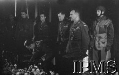 14.07.1943, Londyn, Anglia, Wielka Brytania.
Pogrzeb gen. Władysława Sikorskiego. Wystawienie trumny w Kensington Palace - delegacje składają wieńce przed trumną, drugi z prawej płk Stanisław Sosabowski.
Fot. NN, Instytut Polski i Muzeum im. gen. Sikorskiego w Londynie