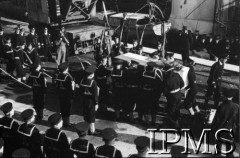 10.07.1943, Plymouth, Anglia, Wielka Brytania.
Pogrzeb gen. Władysława Sikorskiego. Ustawienie trumny na lawecie. 
Fot. NN, Instytut Polski i Muzeum im. gen. Sikorskiego w Londynie