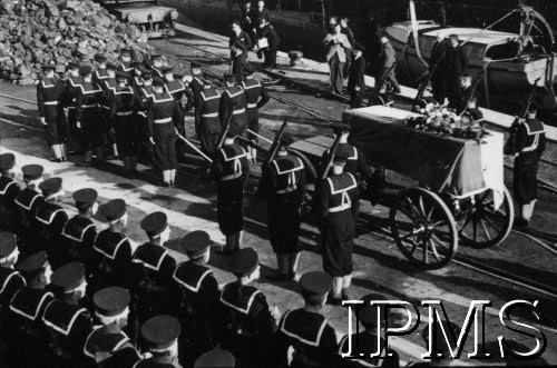 10.07.1943, Plymouth, Anglia, Wielka Brytania.
Pogrzeb gen. Władysława Sikorskiego. Marynarze prowadzą lawetę z trumną. 
Fot. NN, Instytut Polski i Muzeum im. gen. Sikorskiego w Londynie