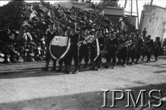 10.07.1943, Plymouth, Anglia, Wielka Brytania.
Pogrzeb gen. Władysława Sikorskiego. Marynarze z wieńcami w kondukcie pogrzebowym.
Fot. NN, Instytut Polski i Muzeum im. gen. Sikorskiego w Londynie
