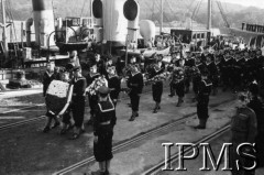 10.07.1943, Plymouth, Anglia, Wielka Brytania.
Pogrzeb gen. Władysława Sikorskiego. Marynarze z wieńcami w kondukcie pogrzebowym.
Fot. NN, Instytut Polski i Muzeum im. gen. Sikorskiego w Londynie