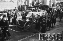 10.07.1943, Plymouth, Anglia, Wielka Brytania.
Pogrzeb gen. Władysława Sikorskiego. Kondukt pogrzebowy - trumna na lawecie w asyście marynarzy.
Fot. NN, Instytut Polski i Muzeum im. gen. Sikorskiego w Londynie