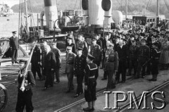 10.07.1943, Plymouth, Anglia, Wielka Brytania.
Pogrzeb gen. Władysława Sikorskiego. Kondukt pogrzebowy złożony z marynarzy, dowódców Polskich Sił Zbrojnych i przedstawicieli polskiego rządu idzie za trumną, która przypłynęła z Gibraltaru na pokładzie ORP 