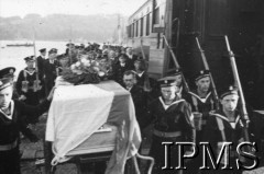 10.07.1943, Plymouth, Anglia, Wielka Brytania.
Pogrzeb gen. Władysława Sikorskiego. Trumna w asyście marynarzy obok pociągu na rampie kolejowej.
Fot. NN, Instytut Polski i Muzeum im. gen. Sikorskiego w Londynie