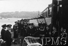 10.07.1943, Plymouth, Anglia, Wielka Brytania.
Pogrzeb gen. Władysława Sikorskiego. Wniesienie trumny do pociągu.
Fot. NN, Instytut Polski i Muzeum im. gen. Sikorskiego w Londynie