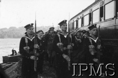 10.07.1943, Plymouth, Anglia, Wielka Brytania.
Pogrzeb gen. Władysława Sikorskiego. Wniesienie trumny do pociągu.
Fot. NN, Instytut Polski i Muzeum im. gen. Sikorskiego w Londynie