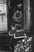 10.07.1943, Plymouth, Anglia, Wielka Brytania.
Pogrzeb gen. Władysława Sikorskiego. Wniesienie trumny do pociągu.
Fot. NN, Instytut Polski i Muzeum im. gen. Sikorskiego w Londynie