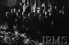 14.07.1943, Londyn, Anglia, Wielka Brytania.
Pogrzeb gen. Władysława Sikorskiego. Wystawienie trumny w Kensington Palace - delegacje przed trumną, z przodu, drugi z rawej Karol Popiel.
Fot. NN, Instytut Polski i Muzeum im. gen. Sikorskiego w Londynie