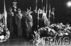 14.07.1943, Londyn, Anglia, Wielka Brytania.
Pogrzeb gen. Władysława Sikorskiego. Wystawienie trumny w Kensington Palace - warta przy trumnie.
Fot. NN, Instytut Polski i Muzeum im. gen. Sikorskiego w Londynie