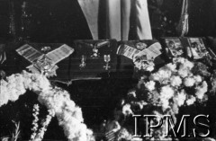 14.07.1943, Londyn, Anglia, Wielka Brytania.
Pogrzeb gen. Władysława Sikorskiego. Wystawienie trumny w Kensington Palace - ordery i odznaczenia gen. Sikorskiego.
Fot. NN, Instytut Polski i Muzeum im. gen. Sikorskiego w Londynie