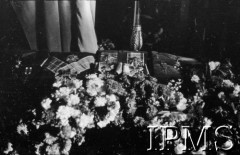 14.07.1943, Londyn, Anglia, Wielka Brytania.
Pogrzeb gen. Władysława Sikorskiego. Wystawienie trumny w Kensington Palace - ordery i odznaczenia gen. Sikorskiego.
Fot. NN, Instytut Polski i Muzeum im. gen. Sikorskiego w Londynie