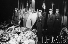 14.07.1943, Londyn, Anglia, Wielka Brytania.
Pogrzeb gen. Władysława Sikorskiego. Wystawienie trumny w Kensington Palace - warta przy trumnie.
Fot. NN, Instytut Polski i Muzeum im. gen. Sikorskiego w Londynie