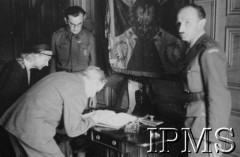 14.07.1943, Londyn, Anglia, Wielka Brytania.
Pogrzeb gen. Władysława Sikorskiego. Wystawienie trumny w Kensington Palace - wpisy do księgi kondolencyjnej.
Fot. NN, Instytut Polski i Muzeum im. gen. Sikorskiego w Londynie