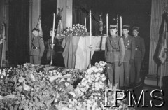 14.07.1943, Londyn, Anglia, Wielka Brytania.
Pogrzeb gen. Władysława Sikorskiego. Wystawienie trumny w Kensington Palace - oficerska warta honorowa.
Fot. NN, Instytut Polski i Muzeum im. gen. Sikorskiego w Londynie