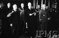 14.07.1943, Londyn, Anglia, Wielka Brytania.
Pogrzeb gen. Władysława Sikorskiego. Wystawienie trumny w Kensington Palace - prezydent Władysław Raczkiewicz odczytuje akt nadania oredu Polonia Restituta. Z przodu stoją od lewej: NN, Stanisław Mikołajcz, Władysław Raczkiewicz, gen. Kazimierz Sosnkowski; z tyłu m.in. August Zaleski (2. od lewej) i mjr Skarbek (4. od lewej).
Fot. NN, Instytut Polski i Muzeum im. gen. Sikorskiego w Londynie