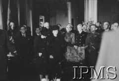 14.07.1943, Londyn, Anglia, Wielka Brytania.
Pogrzeb gen. Władysława Sikorskiego. Uroczystość nadania generałowi Sikorskiemu orderu Polonia Restituta. Obok fotela stoi Helena Sikorska, drugi od lewej Józef Retinger. Od prawej stoją: Stanisław Kot, gen. Stanisław Ujejski, gen. Michał Tokarzewski-Karaszewicz, wiceadmirał Jerzy Świrski.
Fot. NN, Instytut Polski i Muzeum im. gen. Sikorskiego w Londynie