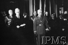 14.07.1943, Londyn, Anglia, Wielka Brytania.
Pogrzeb gen. Władysława Sikorskiego. Prezydent Władysław Raczkiewicz odczytuje akt nadania generałowi Sikorskiemu orderu Polonia Restituta. Obok prezydenta stoi gen. Kazimierz Sosnkowski, w tle z prawej Józef Retinger.
Fot. NN, Instytut Polski i Muzeum im. gen. Sikorskiego w Londynie
