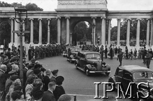 14.07.1943, Londyn, Anglia, Wielka Brytania.
Pogrzeb gen. Władysława Sikorskiego. Przejazd konduktu z Kensington Palace do katedry Westminsterskiej.
Fot. NN, Instytut Polski i Muzeum im. gen. Sikorskiego w Londynie