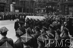 14.07.1943, Londyn, Anglia, Wielka Brytania.
Pogrzeb gen. Władysława Sikorskiego. Oficerowie niosą na barkach trumnę do katedry Westminsterskiej, za nimi idą członkowie polskiego rządu.
Fot. NN, Instytut Polski i Muzeum im. gen. Sikorskiego w Londynie