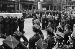 14.07.1943, Londyn, Anglia, Wielka Brytania.
Pogrzeb gen. Władysława Sikorskiego. Oficerowie niosą na barkach trumnę do katedry Westminsterskiej, za nimi idą członkowie polskiego rządu.
Fot. NN, Instytut Polski i Muzeum im. gen. Sikorskiego w Londynie