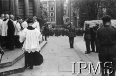 14.07.1943, Londyn, Anglia, Wielka Brytania.
Pogrzeb gen. Władysława Sikorskiego. Wniesienie trumny do katedry Westminsterskiej.
Fot. NN, Instytut Polski i Muzeum im. gen. Sikorskiego w Londynie