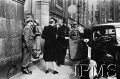 14.07.1943, Londyn, Anglia, Wielka Brytania.
Pogrzeb gen. Władysława Sikorskiego. Przedstawiciele obcych państw wchodzą bocznym wejściem do katedry Westminsterskiej na mszę żałobną.
Fot. NN, Instytut Polski i Muzeum im. gen. Sikorskiego w Londynie