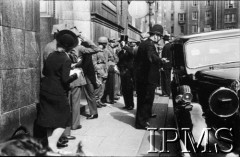 14.07.1943, Londyn, Anglia, Wielka Brytania.
Pogrzeb gen. Władysława Sikorskiego. Przedstawiciele obcych państw wchodzą bocznym wejściem do katedry Westminsterskiej na mszę żałobną.
Fot. NN, Instytut Polski i Muzeum im. gen. Sikorskiego w Londynie