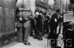 14.07.1943, Londyn, Anglia, Wielka Brytania.
Pogrzeb gen. Władysława Sikorskiego. Przedstawiciele obcych państw wchodzą bocznym wejściem do katedry Westminsterskiej na mszę żałobną.
Fot. NN, Instytut Polski i Muzeum im. gen. Sikorskiego w Londynie