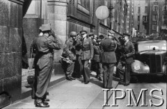 14.07.1943, Londyn, Anglia, Wielka Brytania.
Pogrzeb gen. Władysława Sikorskiego. Przedstawiciele obcych państw wchodzą bocznym wejściem do katedry Westminsterskiej na mszę żałobną.
Fot. NN, Instytut Polski i Muzeum im. gen. Sikorskiego w Londynie