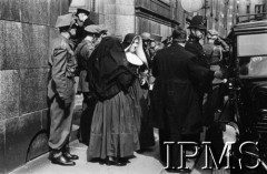 14.07.1943, Londyn, Anglia, Wielka Brytania.
Pogrzeb gen. Władysława Sikorskiego. Zakonnice wchodzą bocznym wejściem do katedry Westminsterskiej na mszę żałobną.
Fot. NN, Instytut Polski i Muzeum im. gen. Sikorskiego w Londynie